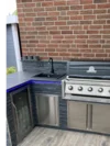 Moderne Außenküche mit Grill
