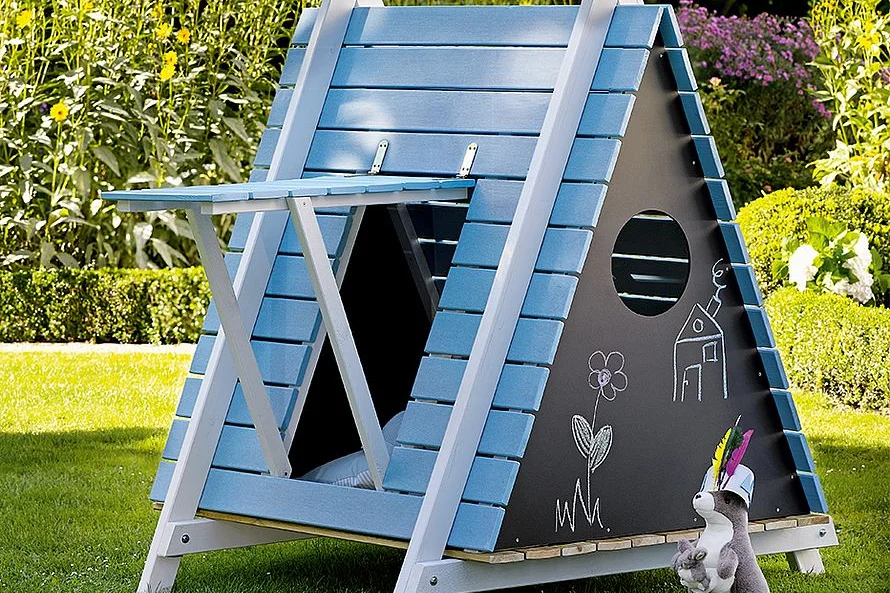 Blau-weißes Spielhaus in A-Form im Garten