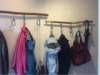 Garderobe mit Kleiderbügeln aus Ästen und Karabinerhaken