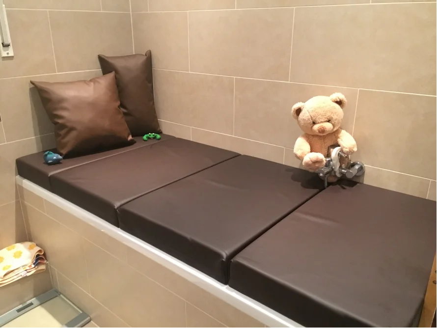 Badenwannenauflage als Wickeltisch