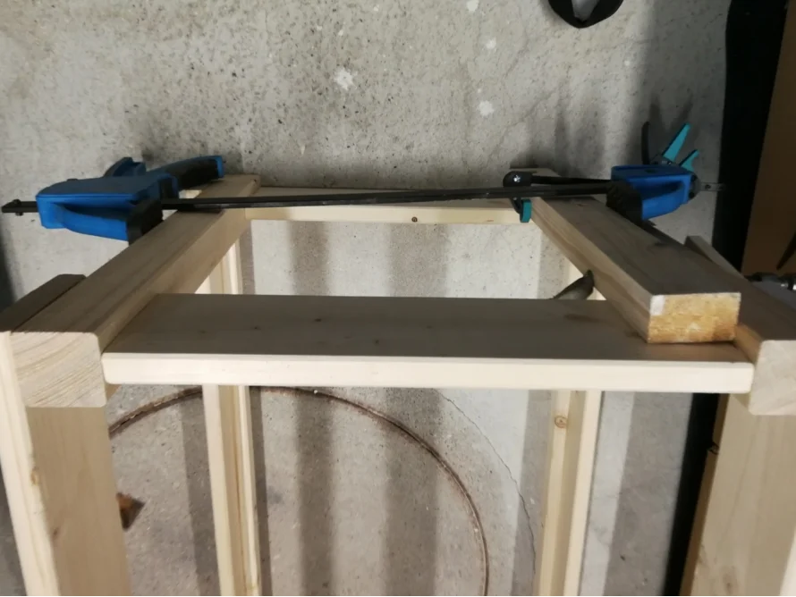 Holzrahmen mit Schraubzwingen