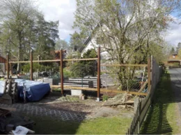 Garten mit Holzzaun und Hochbeeten