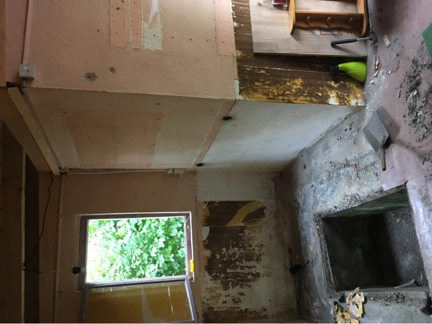 Rohbau eines Raumes mit Werkzeugen