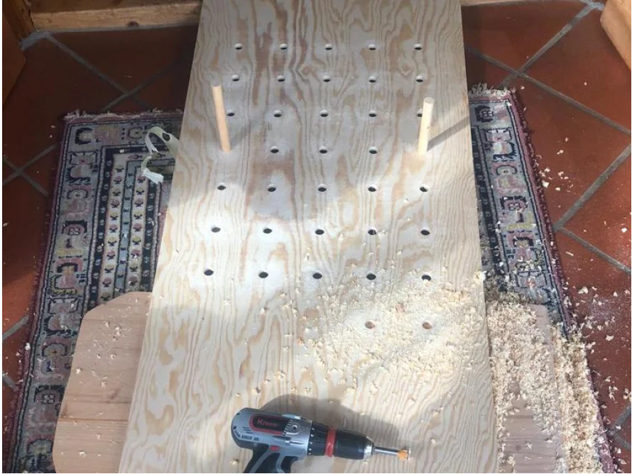 Holzplatte mit Löchern und Akkuschrauber