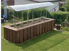 Hochbeet mit Wetterschutz im Garten