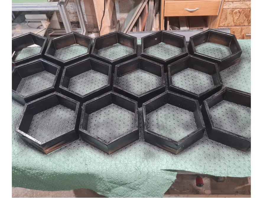 Wabenförmige Holzregale