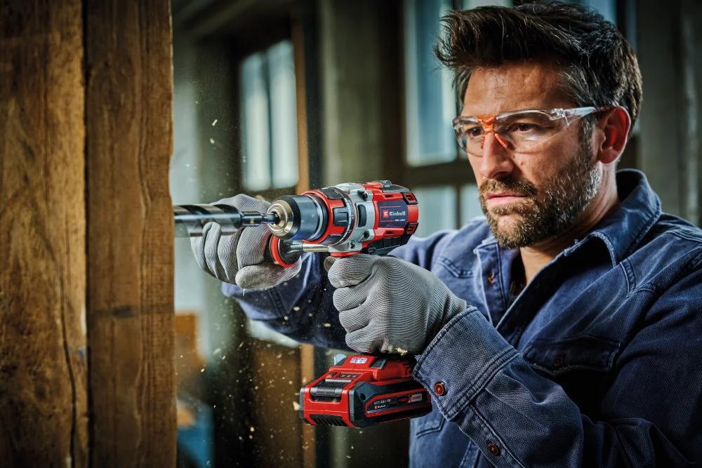 Person verwendet Akkuschrauber