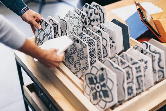 Person betrachtet gemusterte Fliesen