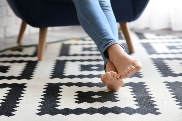 Füße auf Teppich