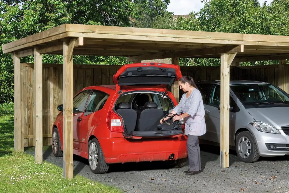 Zwei Autos unter einem Carport