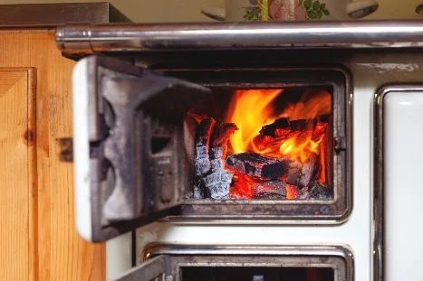 Offene Ofentür mit brennendem Feuer
