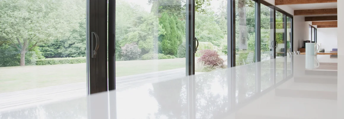 Blick durch Terrassentüren auf Garten