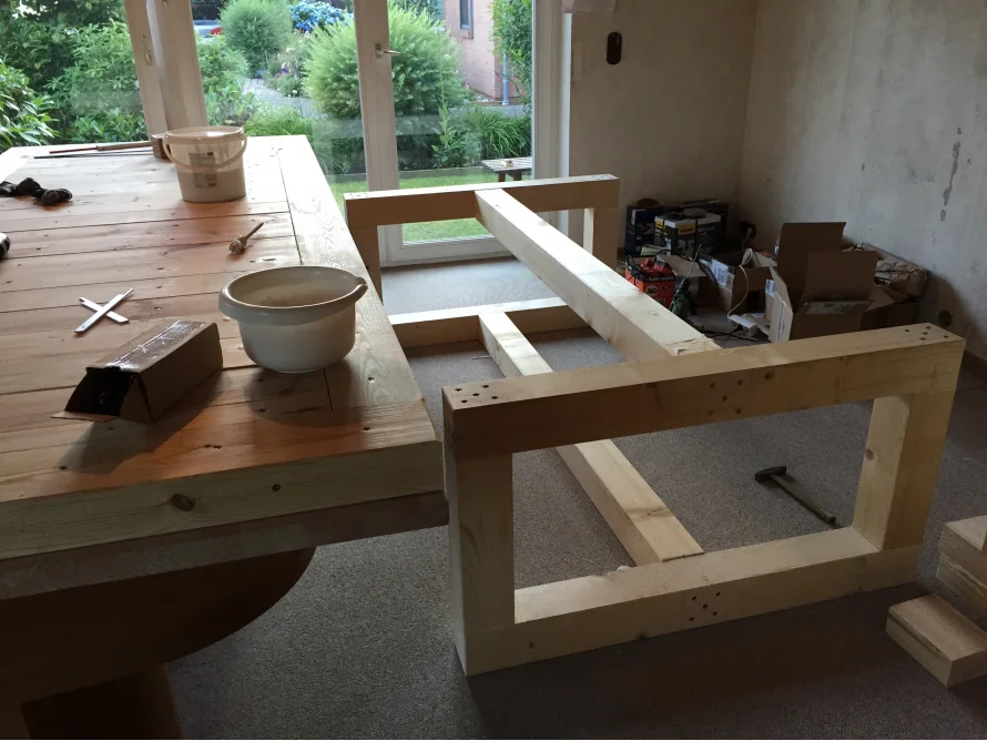 Holzgestell eines Tisches im Bau