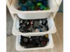 Drei Schubladen mit sortierten Legosteinen