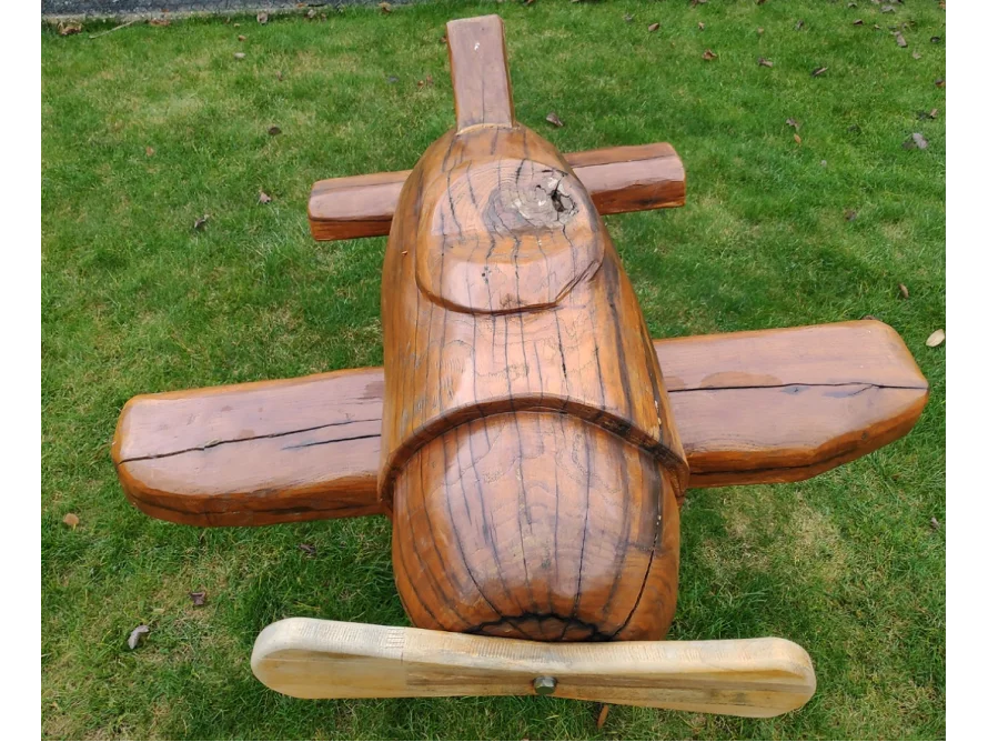 Spielzeugflugzeug aus Holz