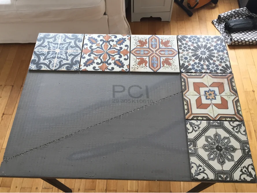 Tischplatte mit Fliesenmuster