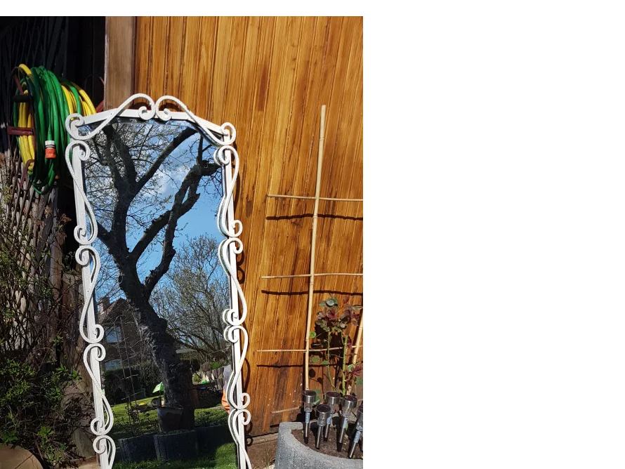 Weißer Spiegel mit geschwungenem Rahmen