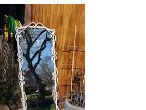 Weißer Spiegel mit geschwungenem Rahmen