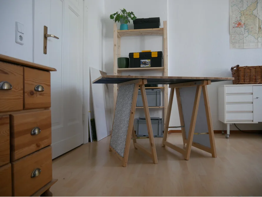 Ein Tisch steht auf zwei Holzböcken.