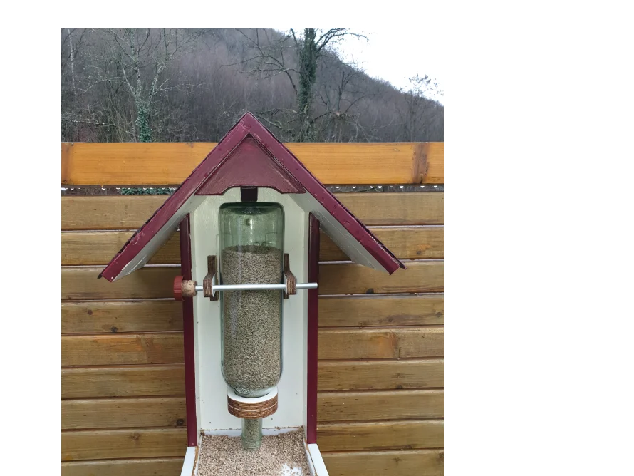 Vogelfutterhaus aus Glasflasche