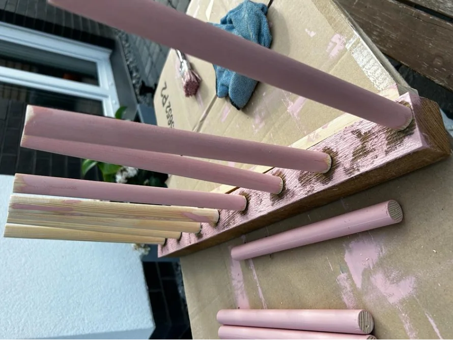 Holzstäbe werden rosa angestrichen
