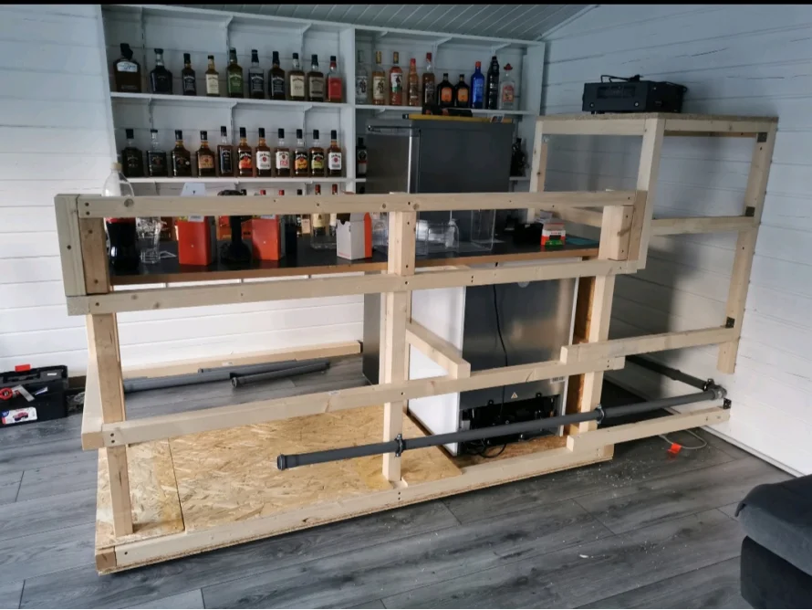 Unfertige Holztheke in einem Raum.