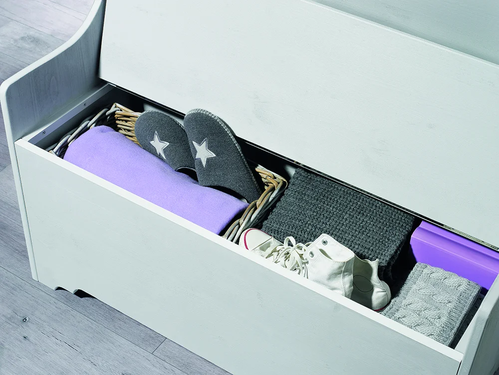 Offene weiße Truhe mit Kleidung