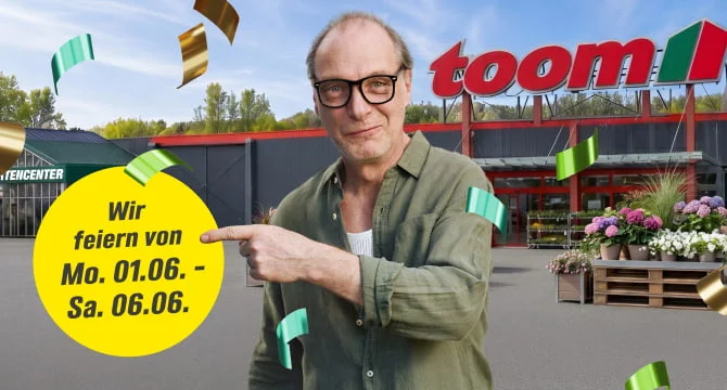 Person feiert vor einem Baumarkt und zeigt auf ein Aktionsdatum.