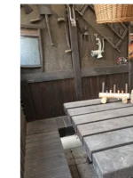 Rustikale Sitzecke in einer Gartenlaube