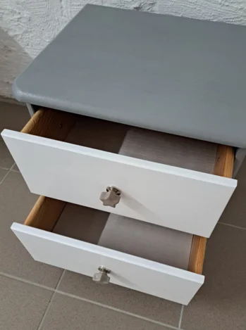 Kommode mit zwei offenen Schubladen