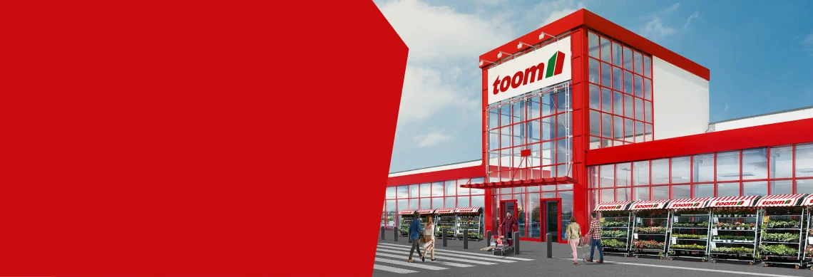 Außenansicht des toom Baumarktes mit Kundschaft und Pflanzenverkauf.