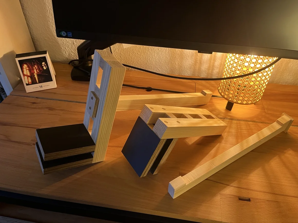 Zerlegtes Holzgestell auf einem Schreibtisch