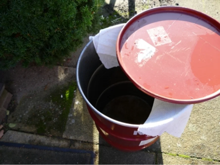 Offene Regentonne mit Tuch