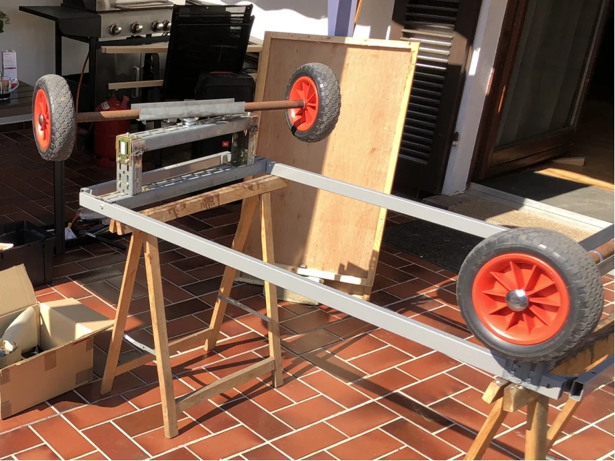 Anhänger im Bau auf zwei Böcken