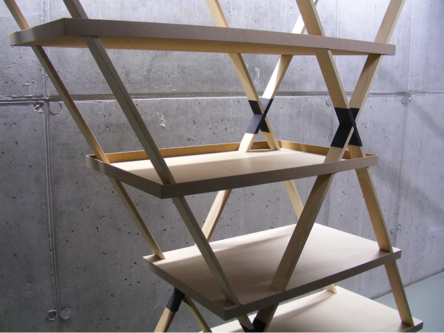 Holzregal mit schrägen Brettern