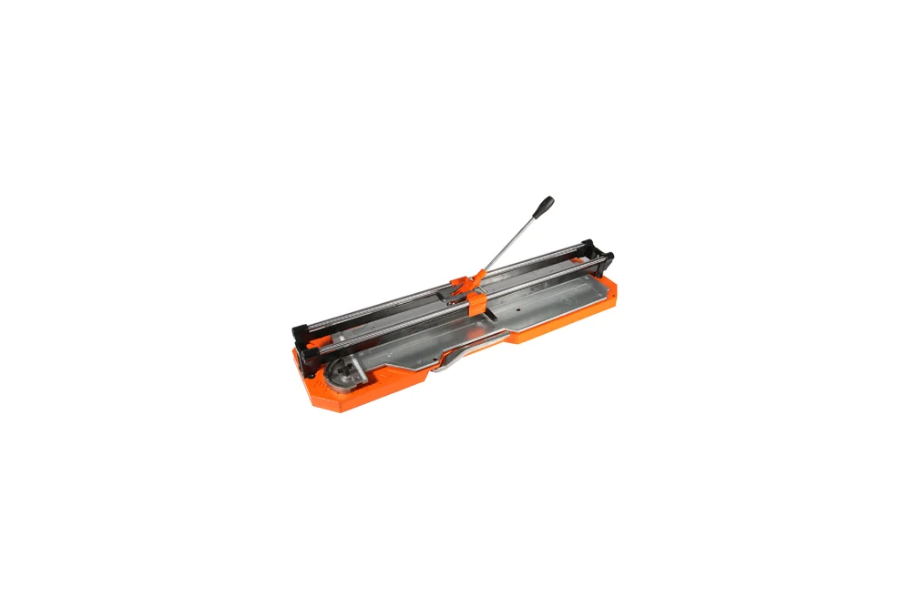 Ein manueller Fliesenschneider mit orangefarbenem Gestell vor weißem Hintergrund.