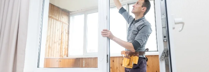 Person montiert Balkontür