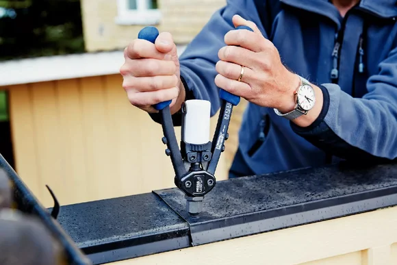 Person benutzt eine Nietzange