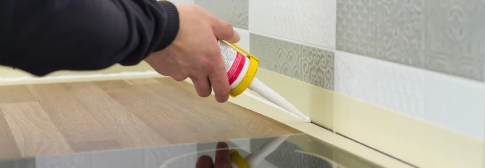 Person trägt Dichtmittel auf