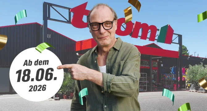 Ein Mensch steht vor einem Baumarkt und zeigt auf eine Datumsangabe.