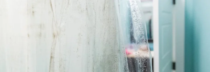 Verschwommener Duschvorhang