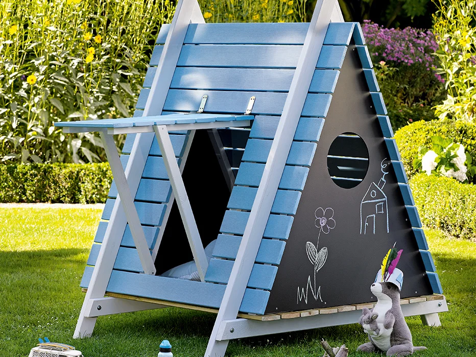 Blau-weißes Spielhaus in A-Form