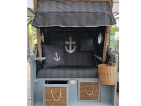 Strandkorb mit maritimen Kissen