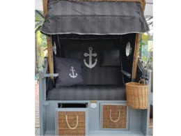 Strandkorb mit maritimen Kissen