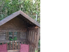 Gartenhaus aus Holz mit Lichterkette