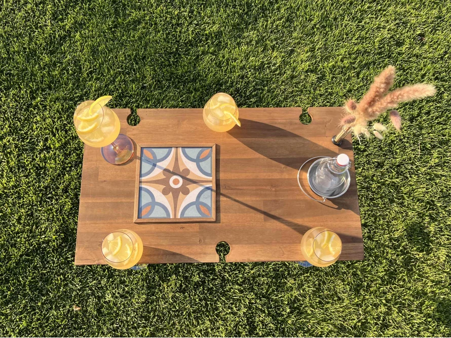 Picknicktisch mit Getränken