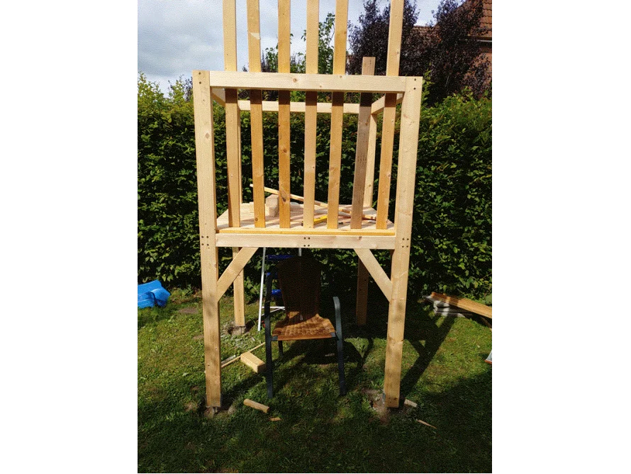 Holzgerüst im Garten