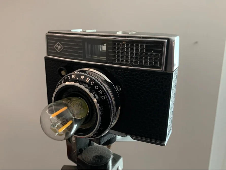 Alte Kamera mit Blitz