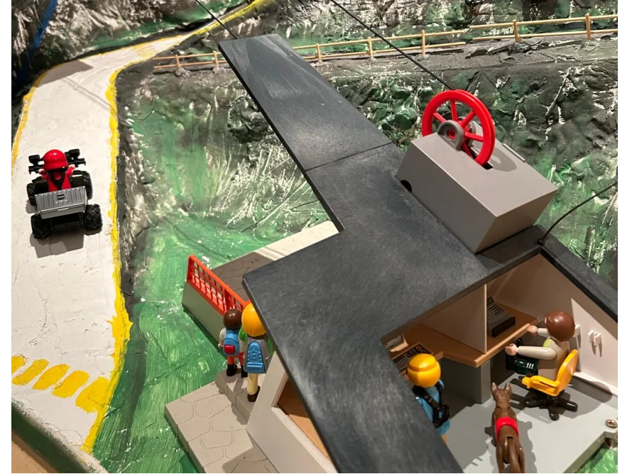 Spielzeuglandschaft mit Seilbahnstation
