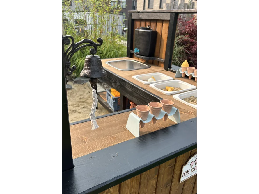 Ein Eisstand aus Holz für Kinder mit einer Glocke und Eistüten.